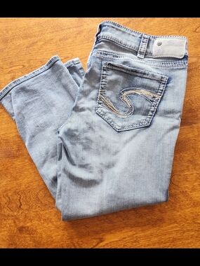Silver Suki Midi Capris light Wash  denim Size 34 Normcore